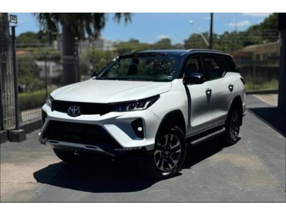 TOYOTA HILUX SW4 2.8 D-4D TURBO DIESEL DIAMOND 7L 4X4 AUTOMÁTICO TOYOTA HILUX SW4 2.8 D-4D TURBO DIESEL DIAMOND 7L 4X4 AUTOMÁTICO